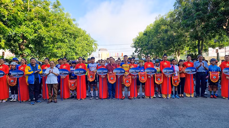 Ban tổ chức trao cờ luân lưu niệm cho các đội tham gia.