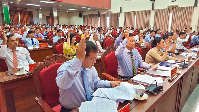 Đại biểu biểu quyết các Nghị quyết quan trọng được người dân quan tâm. 