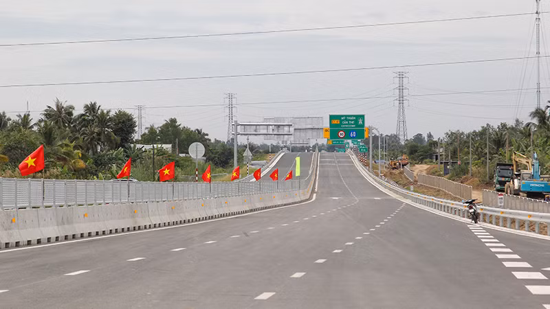 Cao tốc Mỹ Thuận-Cần Thơ lưu thông lúc 7 giờ ngày 24/12/2023.