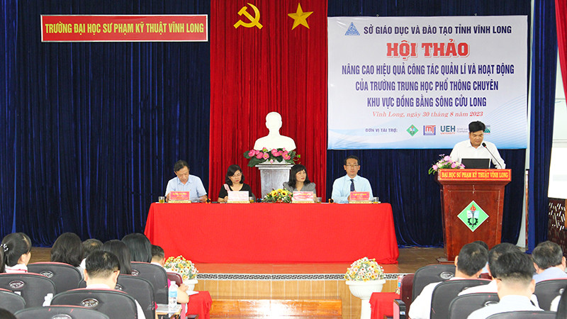 Đại biểu trình bày tại hội thảo. 