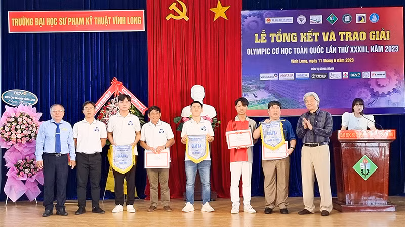 Ban tổ chức trao giải Ba đồng đội.