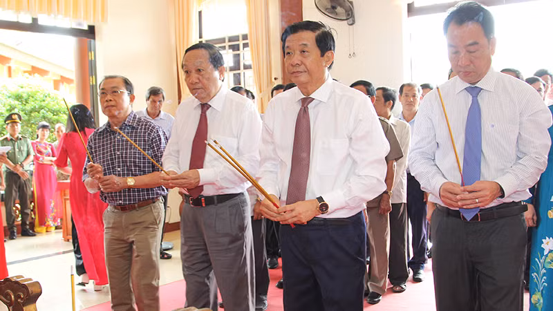 Lãnh đạo tỉnh Vĩnh Long dâng hương tưởng niệm Giáo sư, Viện sĩ Trần Đại Nghĩa. 