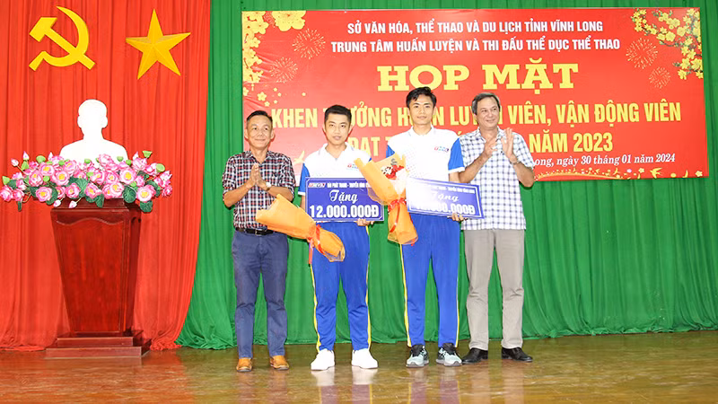 Ban tổ chức trao thưởng cho vận động viên đạt thành tích cao