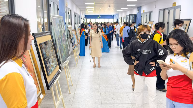 Nhiều bạn sinh viên tham quan triển lãm.