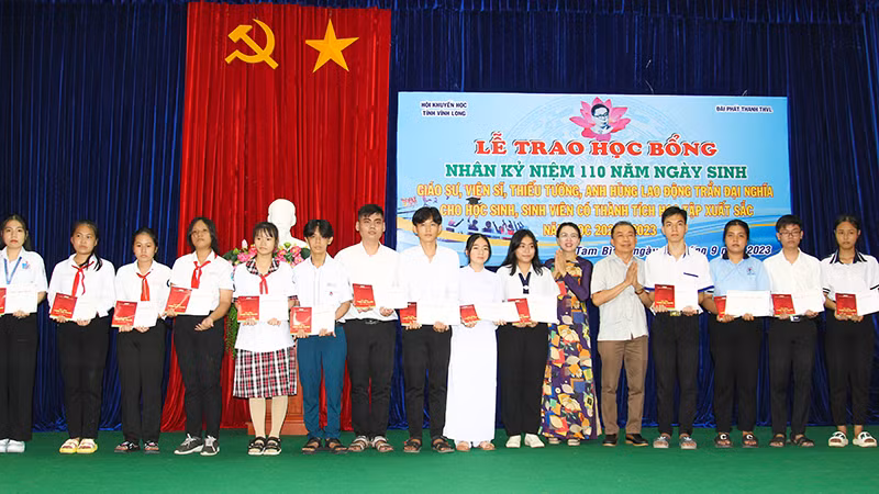 Lãnh đạo Đài Phát thành và Truyền hình Vĩnh Long trao học bổng Trần Đại Nghĩa cho các em học sinh vượt khó học giỏi.
