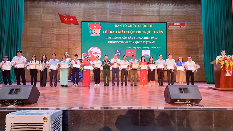 Ban tổ chức trao giải cho các cá nhân là học sinh, sinh viên và giáo viên đoạt giải. 