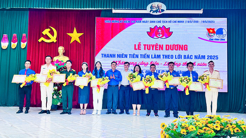 Những thanh niên tiên tiến làm theo lời Bác được tuyên dương. (Ảnh: BÁ DŨNG)