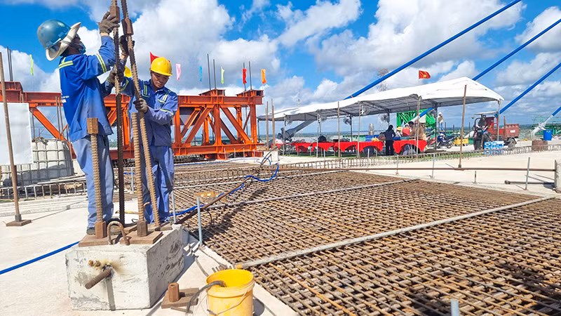 Đoạn giữa nhịp chính đã sẵn sàng chờ hợp long. Đoạn giữa nhịp chính đã sẵn sàng chờ hợp long.
