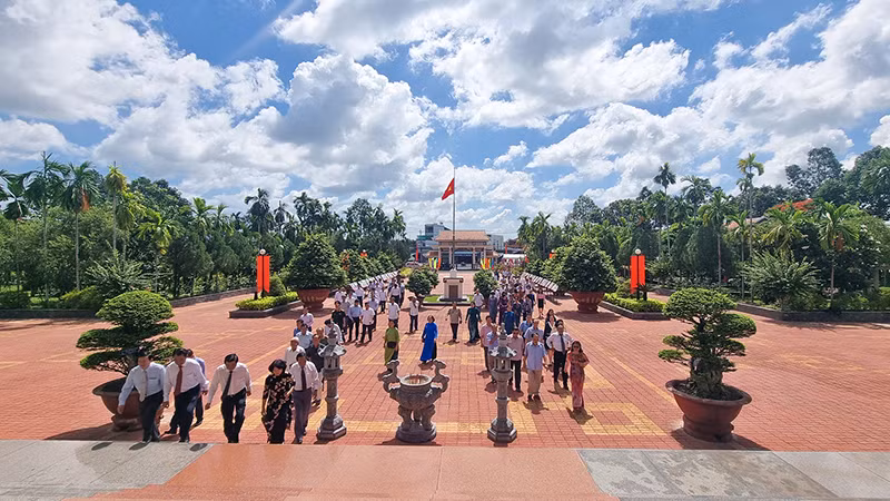 Các đại biểu tiến vào nhà lưu niệm làm lễ dâng hương kỷ niệm 112 năm ngày sinh Chủ tịch Hội đồng Bộ trưởng Phạm Hùng.