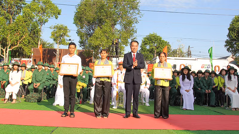 Chủ tịch Ủy ban nhân dân tỉnh Vĩnh Long Lữ Quang Ngời khen thưởng gia đình hỗ trợ tân binh lên đường nhập ngũ.