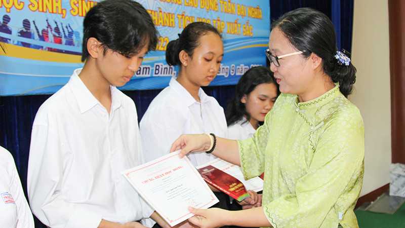 Phó Chủ tịch Ủy ban nhân dân tỉnh Vĩnh Long Nguyễn Thị Quyên Thanh trao học bổng Trần Đại Nghĩa cho các em học sinh, sinh viên vượt khó học giỏi. 