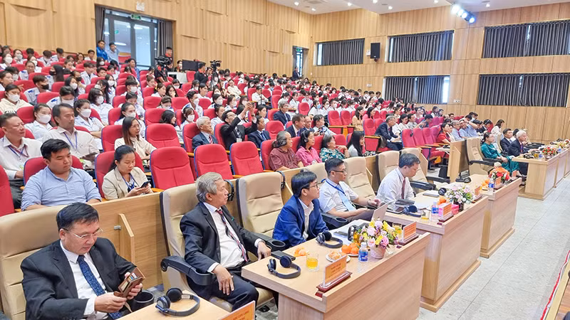 Nhiều chuyên gia và đông đảo sinh viên ngành y tham gia.