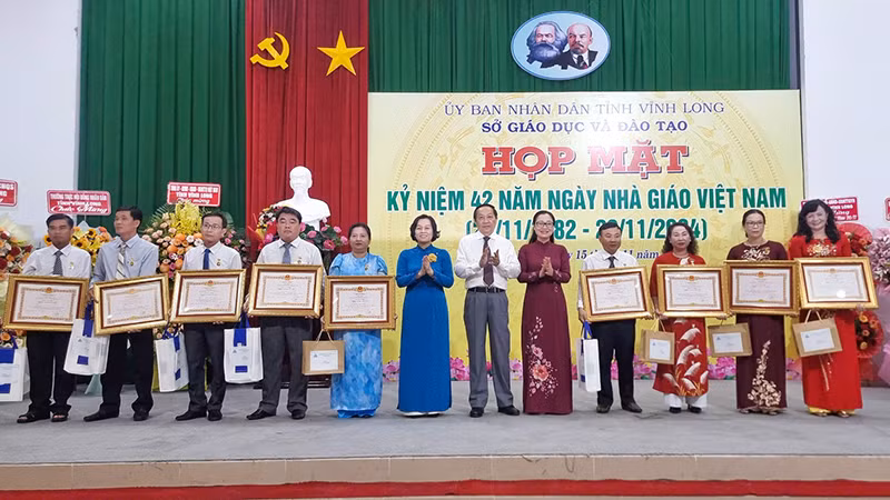 Lãnh đạo tỉnh Vĩnh Long tuyên dương Nhà giáo ưu tú. 