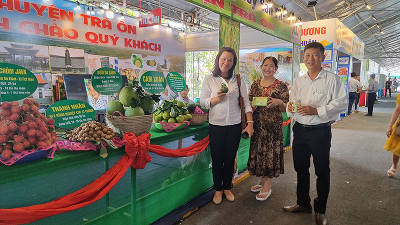 Gian hàng trưng bày nông sản tỉnh Vĩnh Long.