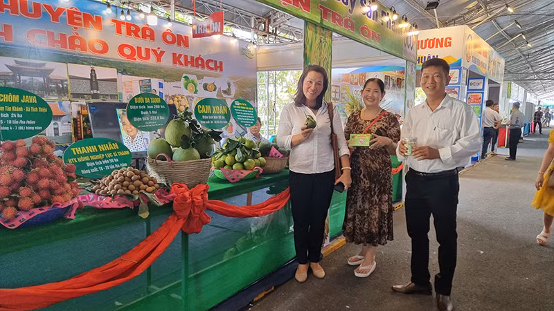 Gian hàng trưng bày nông sản tỉnh Vĩnh Long.