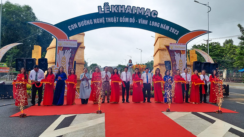 Các đại biểu cắt băng khánh thành "Con đường nghệ thuật gốm đỏ Vĩnh Long".