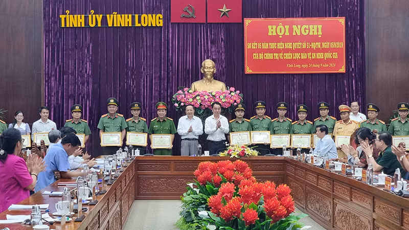 Lãnh đạo tỉnh Vĩnh Long khen thưởng cho những cá nhân có thành tích xuất sắc.