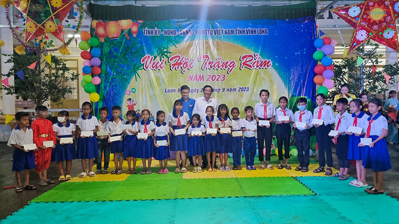 Bí thư Tỉnh ủy Vĩnh Long Bùi Văn Nghiêm trao học bổng cho các em học sinh người dân tộc Khmer vượt khó học giỏi.