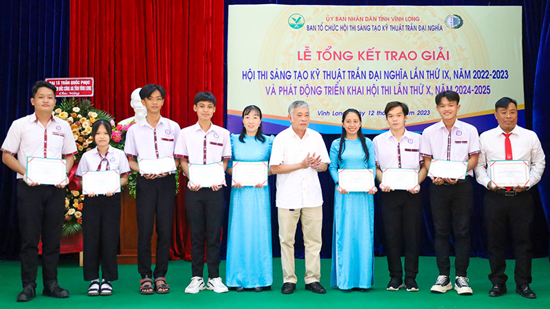 Ông Trần Dũng Trình, con trai của bác Trần Đại Nghĩa, trao giải tại Hội thi Sáng tạo Kỹ thuật Trần Đại Nghĩa cho các giải pháp đạt giải vào chiều 12/9.