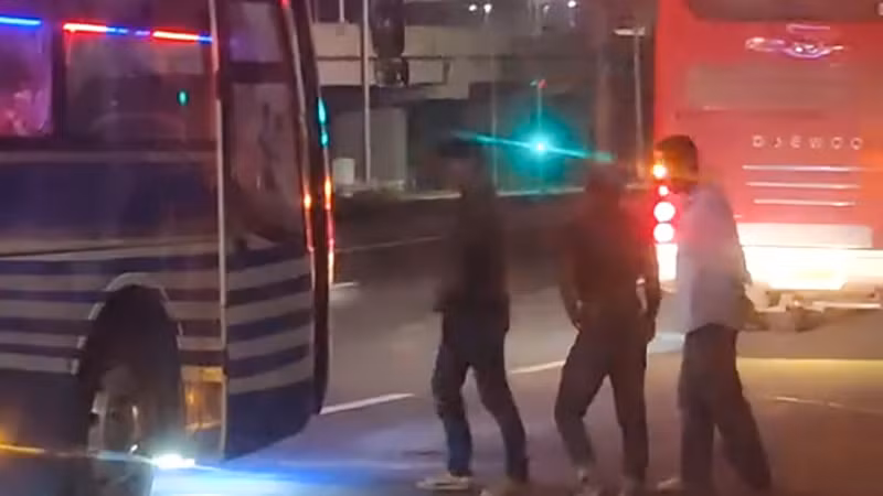 Xe khách bị bắn bể kính trên cao tốc Mỹ Thuận-Cần Thơ. 