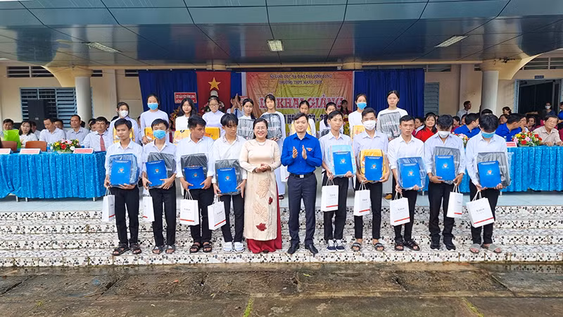 Tặng quà cho học sinh vượt khó học giỏi của Trường trung học phổ thông Mang Thít. (Ảnh: Bá Dũng)