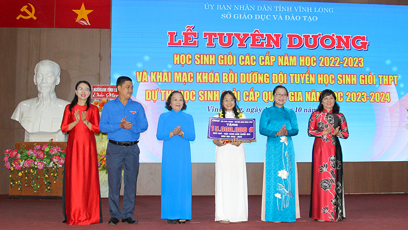 Ban tổ chức tuyên dương học sinh đạt giải nhì quốc gia. 