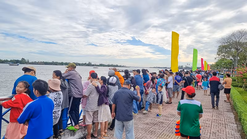 Đông đảo người dân đến tham quan.