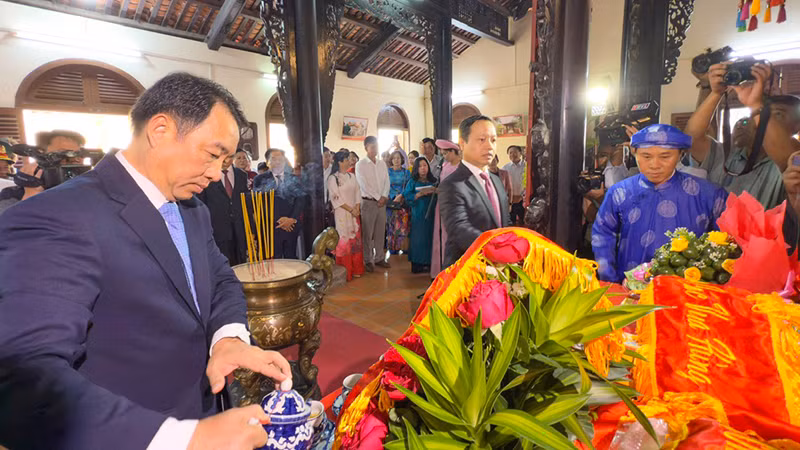 Lãnh đạo tỉnh Vĩnh Long dâng hoa, vật phẩm và rượu lên Vua Hùng.