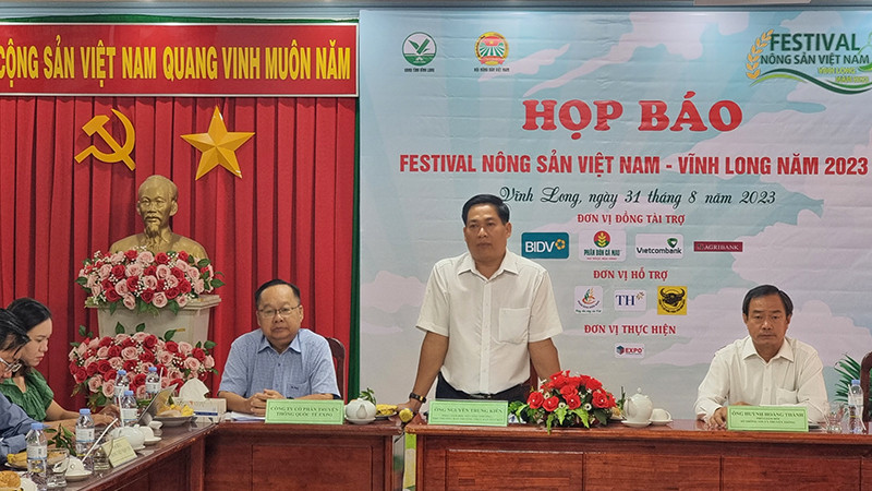 Ban tổ chức thông tin tại buổi họp báo Festival nông sản - Vĩnh Long năm 2023.