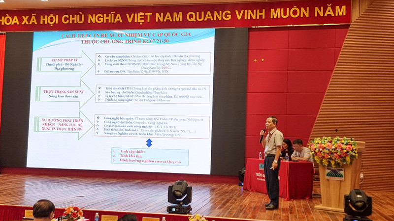 Đại diện Vụ Khoa học và Công nghệ các ngành kinh tế-kỹ thuật, Bộ Khoa học và Công nghệ báo cáo tại hội thảo. 