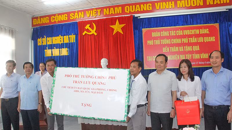 Phó Thủ tướng Trần Lưu Quang tặng quà cho Cơ sở cai nghiện ma túy tỉnh Vĩnh Long.