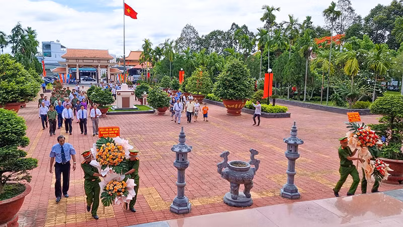 Các đại biểu dâng hoa tưởng nhớ Chủ tịch Hội đồng Bộ trưởng Phạm Hùng.