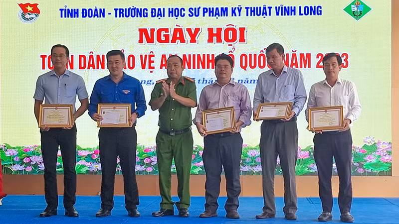 Trao khen thưởng cho những tập thể và cá nhân có thành tích xuất sắc trong phong trào toàn dân bảo vệ an ninh Tổ quốc. Trao khen thưởng cho những tập thể và cá nhân có thành tích xuất sắc trong phong trào toàn dân bảo vệ an ninh Tổ quốc.