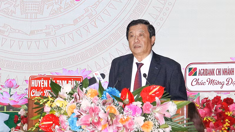 Bí thư Tỉnh ủy Vĩnh Long Bùi Văn Nghiêm phát biểu tại Đại hội.