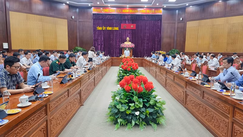 Quang cảnh buổi làm việc của đoàn công tác với các tỉnh Vĩnh Long, An Giang và Đồng Tháp tại Hội trường Tỉnh ủy Vĩnh Long.