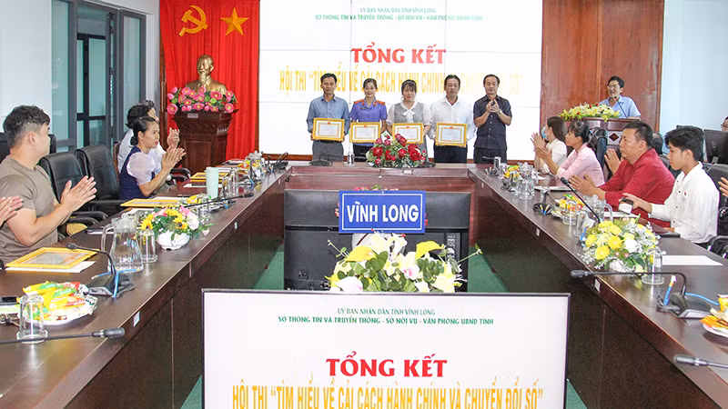 Ban tổ chức trao giải cho những tập thể đạt giải.