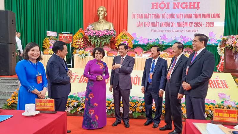 Bí thư Tỉnh ủy Vĩnh Long Bùi Văn Nghiêm và Phó Chủ tịch Ủy ban Trung ương Mặt trận Tổ quốc Việt Nam Tô Thị Bích Châu trao đổi với các đại biểu tại Đại hội.