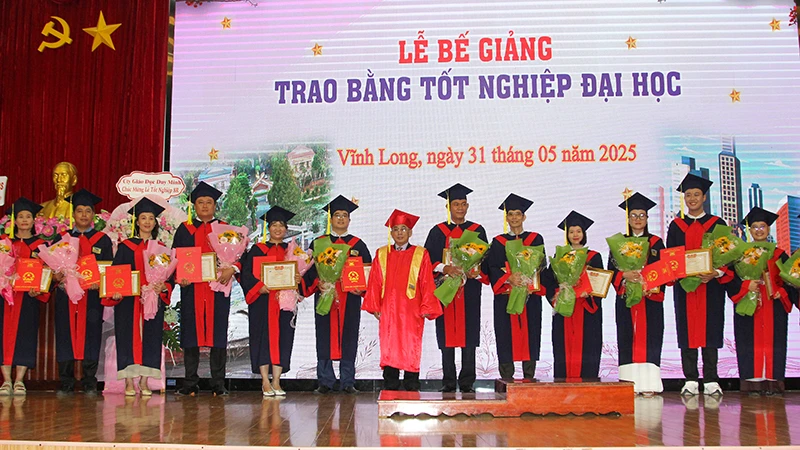 Phó Giáo sư, Tiến sĩ Lương Minh Cừ, Hiệu trưởng Trường đại học Cửu Long trao bằng tốt nghiệp và khen thưởng sinh viên có thành tích xuất sắc. 