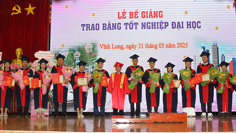 Phó Giáo sư, Tiến sĩ Lương Minh Cừ, Hiệu trưởng Trường đại học Cửu Long trao bằng tốt nghiệp và khen thưởng sinh viên có thành tích xuất sắc. 