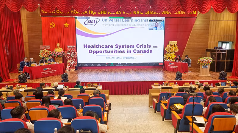 Quang cảnh Hội thảo quốc tế tại Trường Đại học Cửu Long sáng 28/12. 