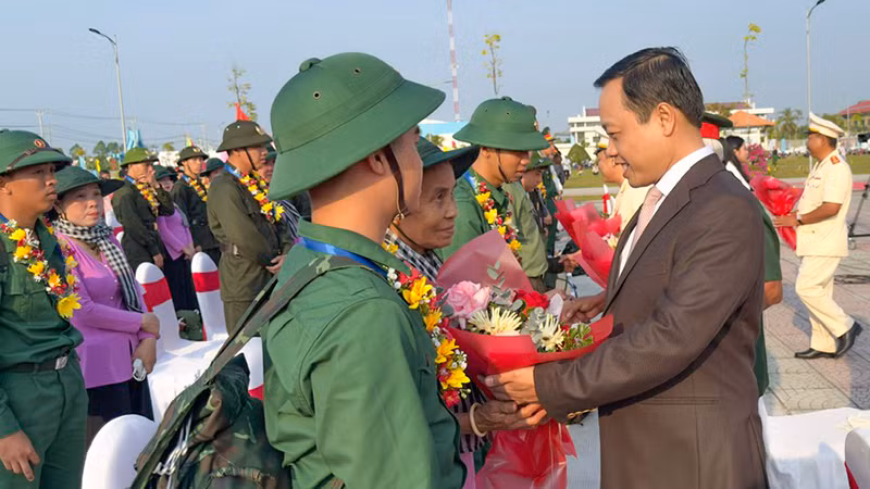 Bí thư Tỉnh ủy Vĩnh Long Trần Tiến Dũng trao hoa cho gia đình và tân binh lên đường nhập ngũ. 