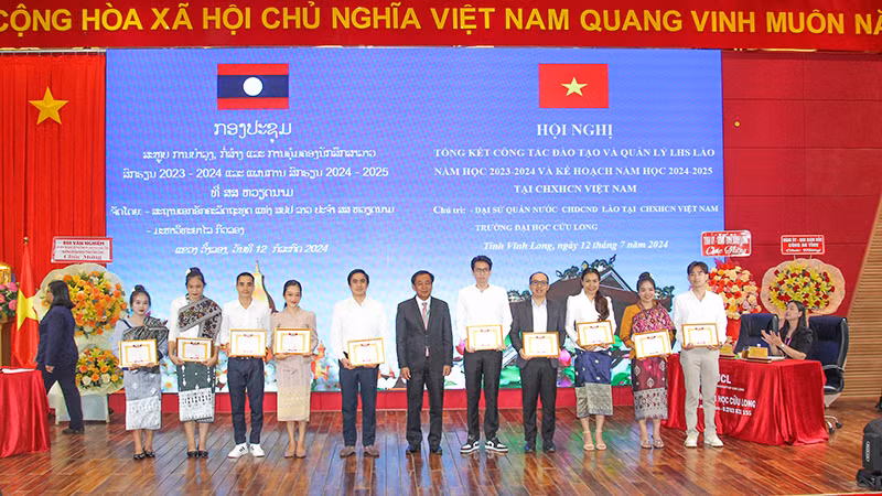 Khen thưởng cho lưu học sinh Lào đạt thành tích tốt.