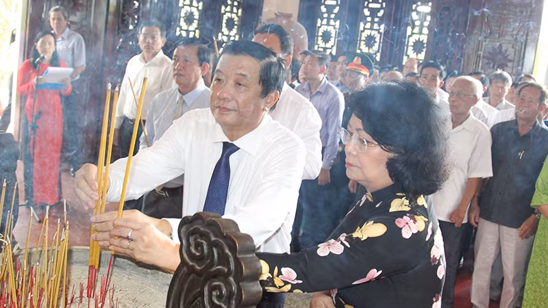 Nguyên Phó Chủ tịch nước Đặng Thị Ngọc Thịnh cùng lãnh đạo tỉnh Vĩnh Long dâng hương kỷ niệm 112 năm ngày sinh Chủ tịch Hội đồng Bộ trưởng Phạm Hùng. 