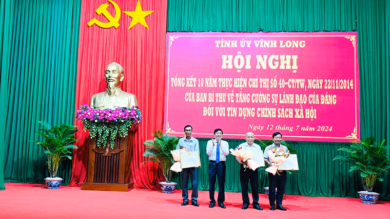 Bí thư Tỉnh ủy Vĩnh Long Bùi Văn Nghiêm trao Bằng khen cho những tập thể có thành tích xuất sắc trong thực hiện Chỉ thị 40-CT/TW của Ban Bí thư.