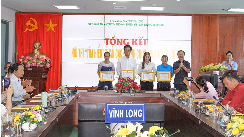 Ban tổ chức trao giải cho các cá nhân đoạt giải. 