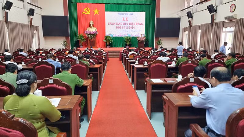 Quang cảnh buổi lễ trao Huy hiệu Đảng.