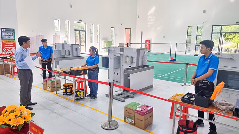 Các thí sinh chuẩn bị bước vào phần sát hạch. 