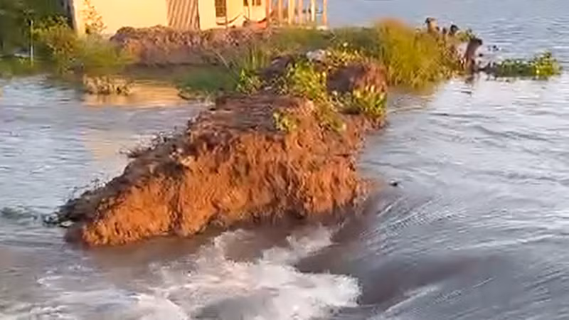 Hiện trường sạt lở cồn Thanh Long