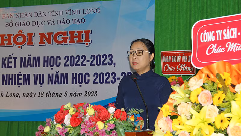 Phó Chủ tịch Ủy ban nhân dân tỉnh Vĩnh Long Nguyễn Thị Quyên Thanh phát biểu tại hội nghị.