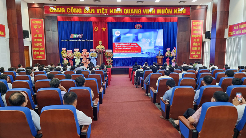 Chuyên gia về công nghệ thông tin trình bày tại hội thảo. 